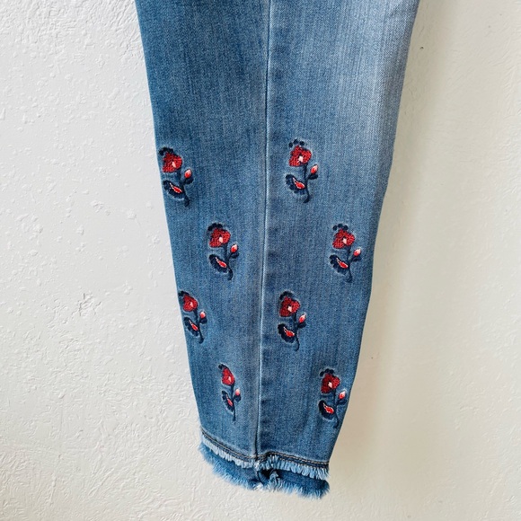 🌿DEMOCRACY Cropped Floral Embroidered Denim Jeans - Picture 4 of 7